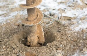 озможность избежать повреждения почвы бурильной техникой и с легкостью добраться до труднодоступного или заболоченного участка, это основной плюс, ради которого в основном и затевается бурение зимой