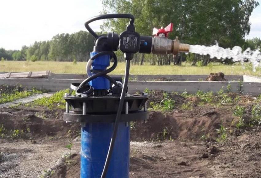 Важным и обязательным этапом устройства автономной системы водоснабжения является обустройство скважины.